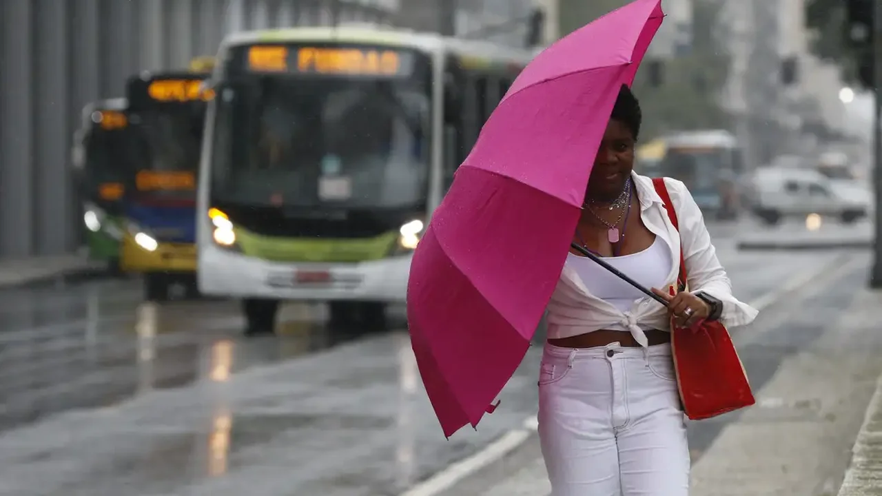 Previsão de chuva cancela show na Arena Copacabana, mas transmissão de jogo do Brasil está mantida