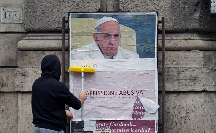 Polícia investiga campanha com cartazes contra o Papa em Roma