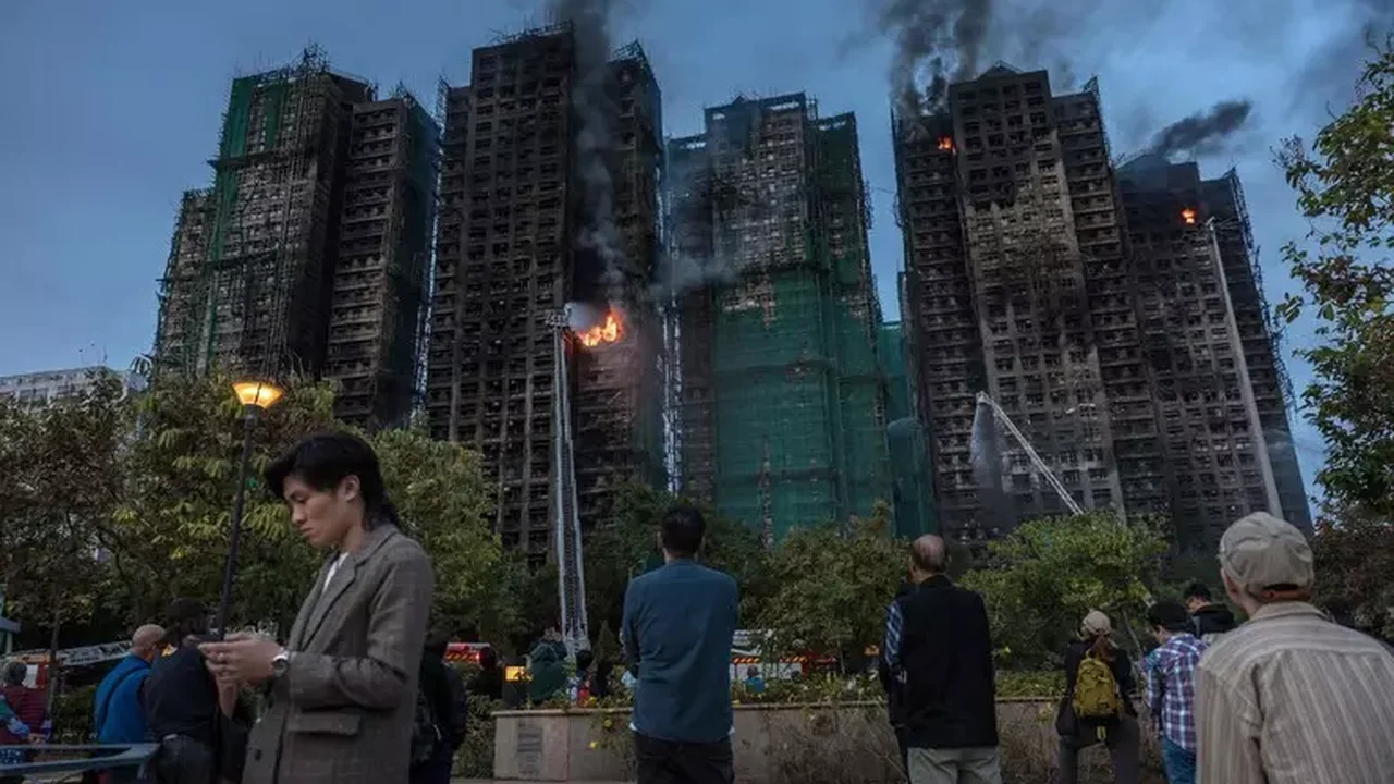 Número de mortos em incêndio em Hong Kong sobe para 65