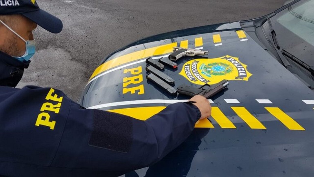 PRF apreende pistolas e mais de 50 munições em carro de luxo na BR-101