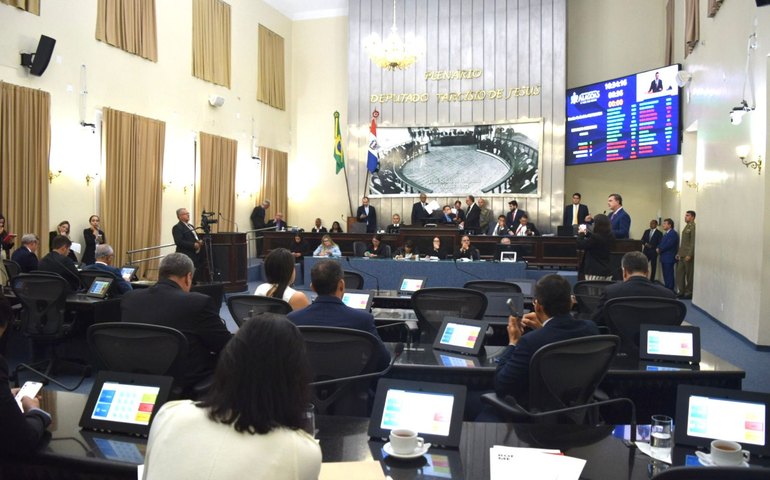 Plenário discute duas Propostas de Emenda à Constituição