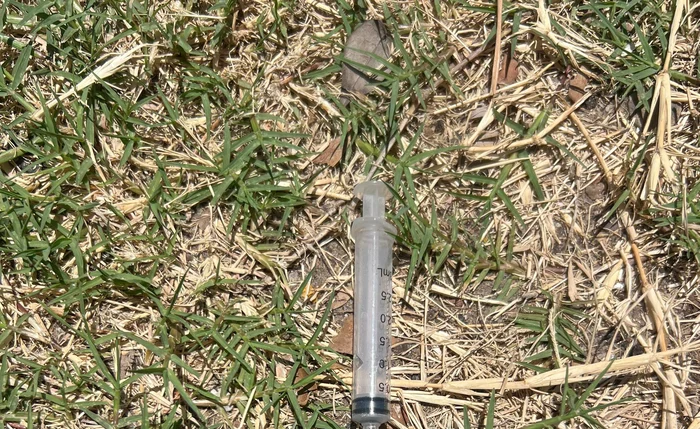 Entre os materiais encontrados estavam seringas, ampolas e agulhas