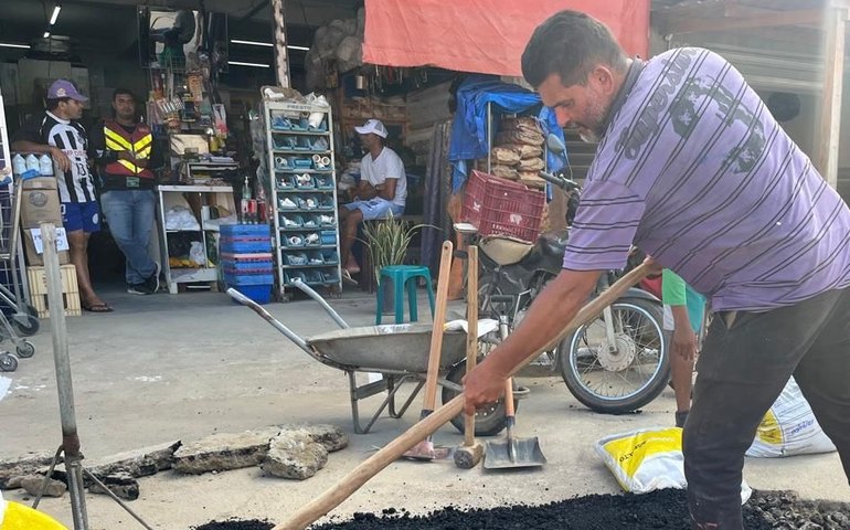 Prefeitura de Santana do Mundaú intensifica operação tapa-buracos com aquisição de asfalto frio