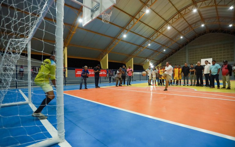 Prefeito Luciano entrega ginásio poliesportivo e anuncia mais obras no Manoel Teles 