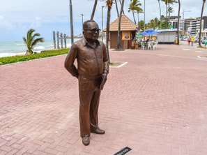 Estátua de Lêdo Ivo inaugurada na terça feira (3) na orla da Jatiúca. Foto: Marco Antônio/Secom Maceió