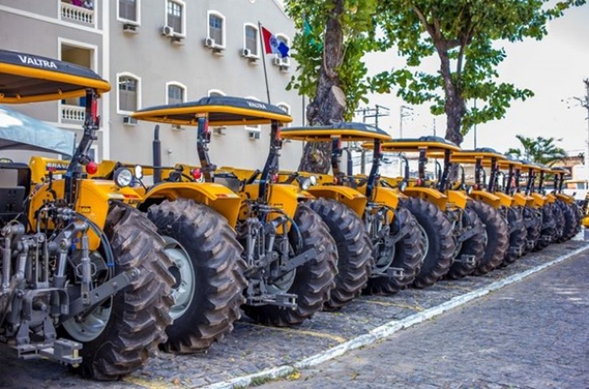 Prefeituras, associações e cooperativas recebem tratores, caminhões e implementos agrícolas