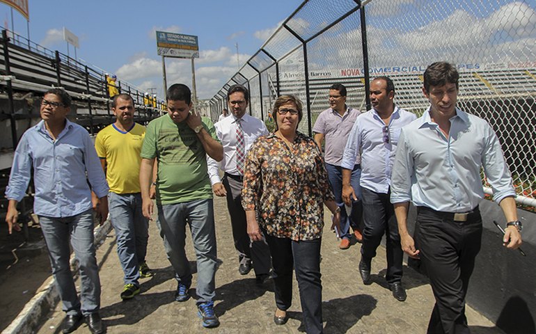 Célia visita obras no estádio e garante metálicas para domingo
