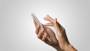 mulher-mao-segurando-telefone-tela-vazia-tela-copie-o-espaco-hand-holding-smartphone-isolado-no-fundo-branco / Foto: Foto: Freepik/ Ilustrativa