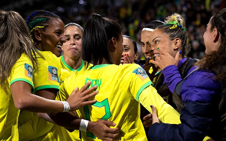 Senadores comemoram goleada da seleção feminina na estreia na Copa