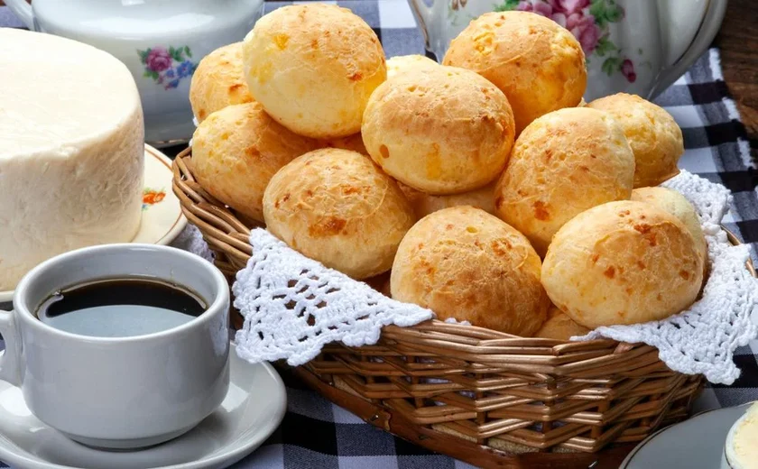 No Dia do Pão de Queijo, aprenda como preparar versão da receita com farinha de trigo