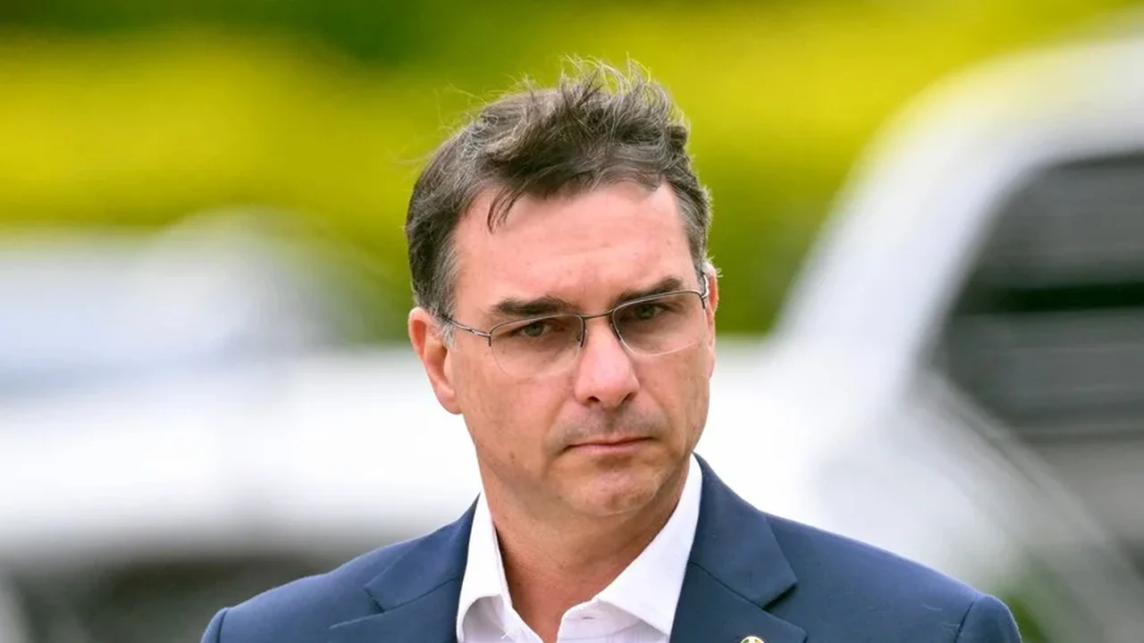 Flávio Bolsonaro reformula palanque em Alagoas e confirma apoio a Arthur Lira e Marina Candia para o Senado