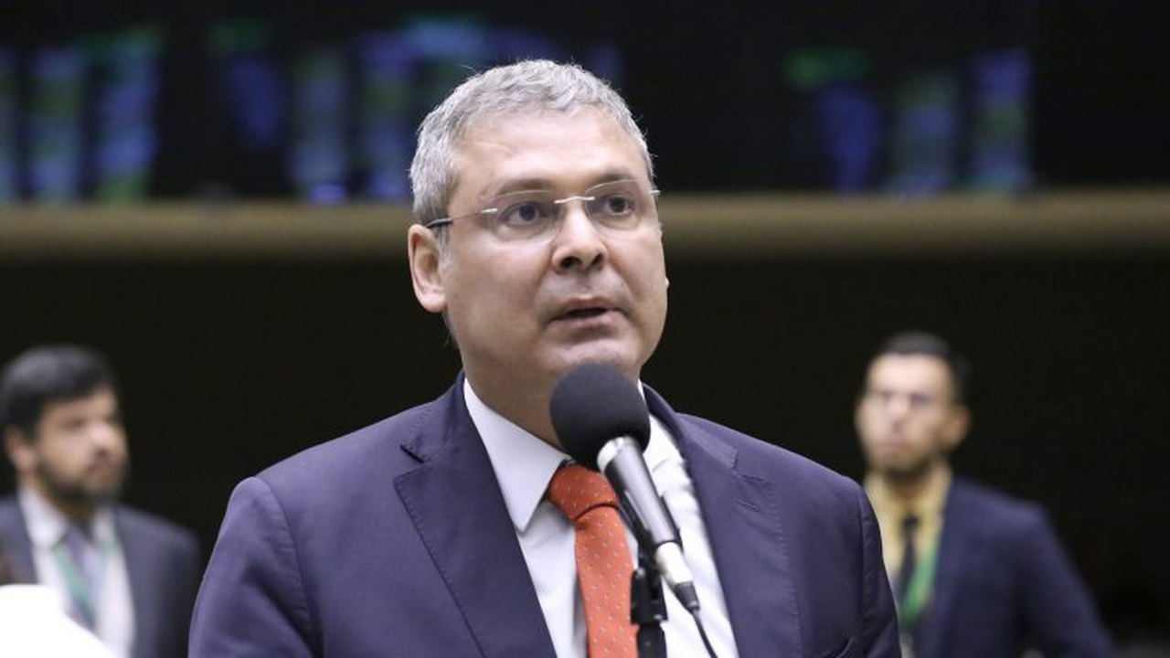 Líder do PT recorre contra arquivamento de processo disciplinar de Eduardo Bolsonaro