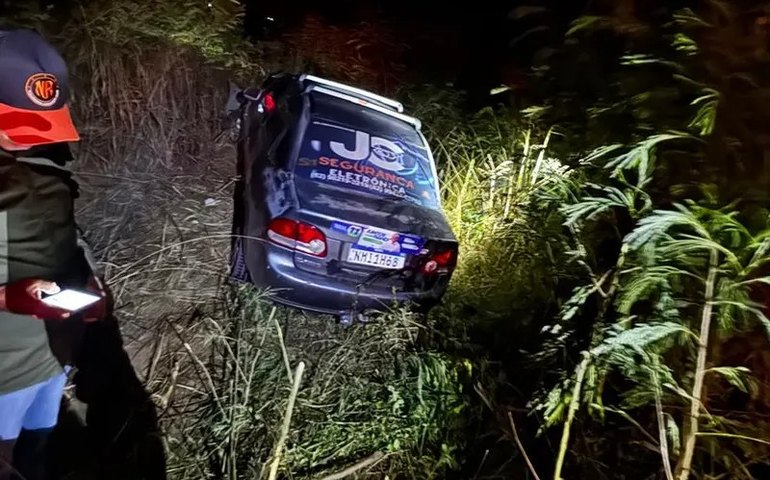 Motociclista morre ao invadir contramão e colidir com carro; moto pega fogo na AL-220