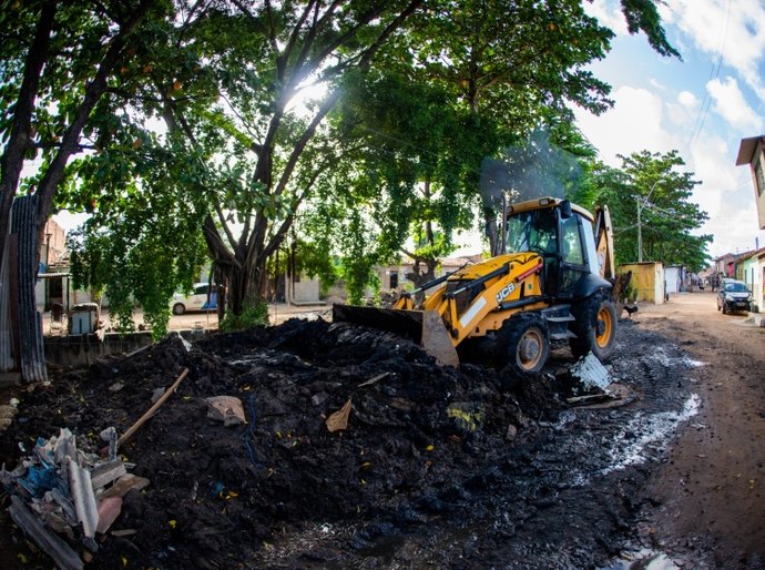 Em 2025, limpeza nos canais da capital retirou mais de 11 mil toneladas de resíduos