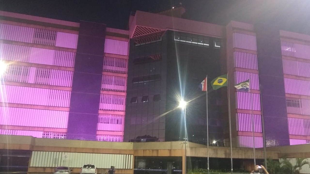 JFAL lembra Outubro Rosa com iluminação especial
