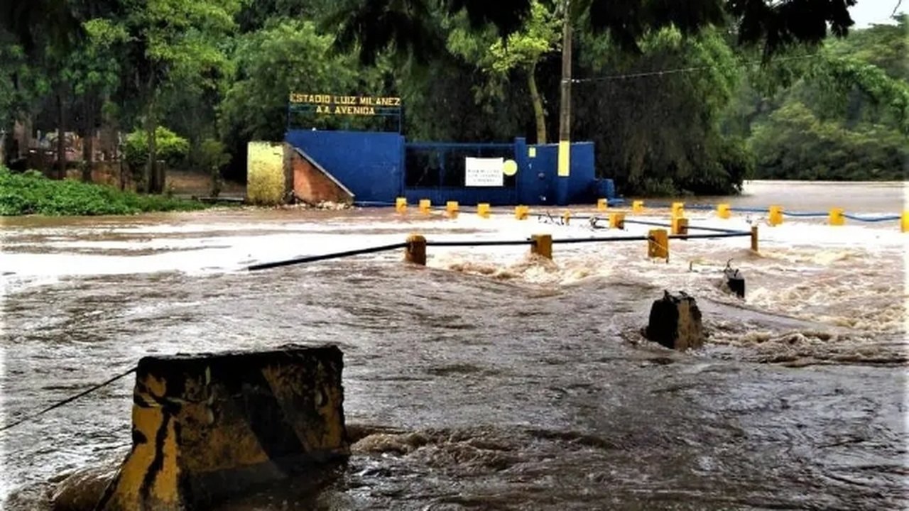 Rio Tietê já transborda no interior paulista água que inundou a capital