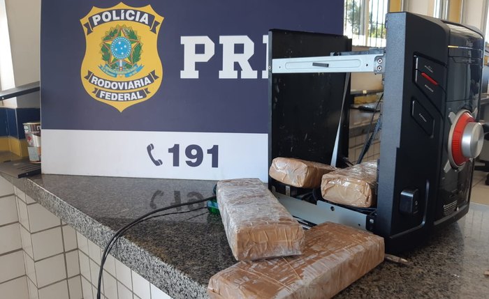 Droga foi encontrada dentro de um aparelho de som