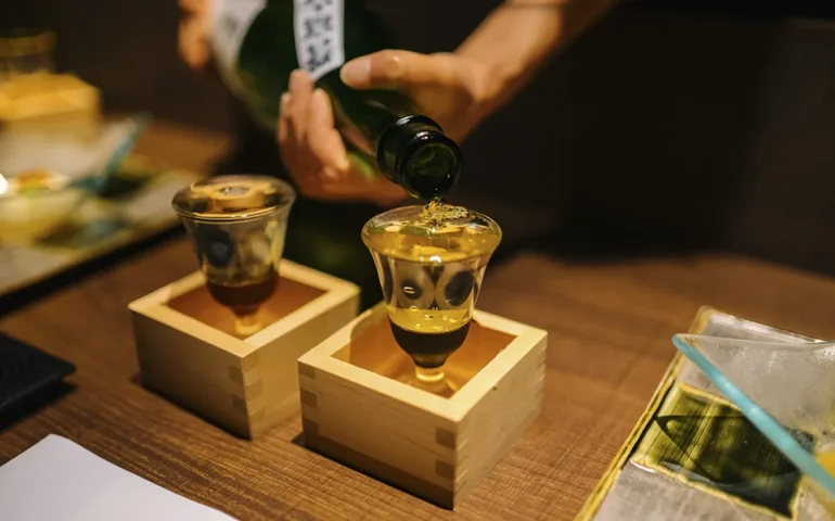 Ela quer o saquê no restaurante e no boteco