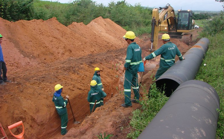 Marco Fireman vistoria obras da nova adutora do Agreste