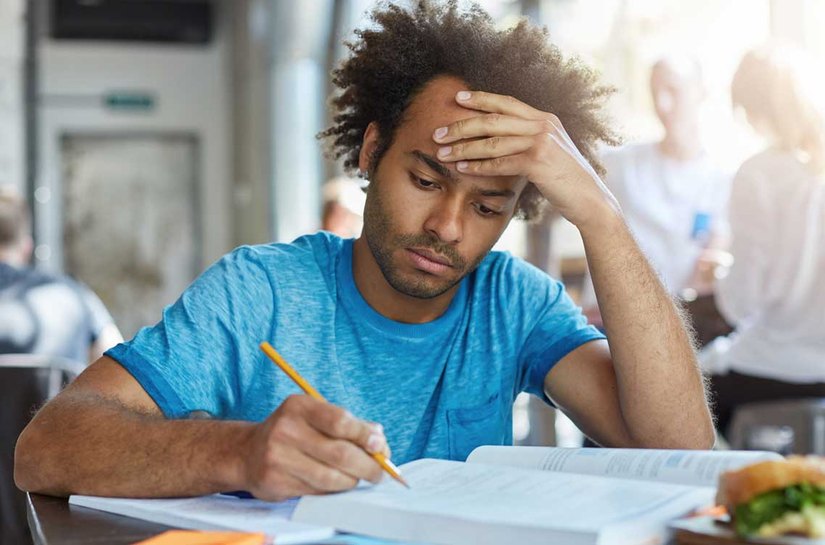 83% dos universitários enfrentam dificuldades emocionais, aponta pesquisa