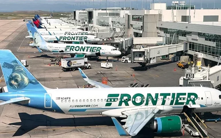 Piloto é preso dentro de avião nos EUA pouco antes de decolar e voo é cancelado