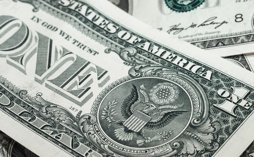 Exterior conduz queda do dólar, mas cautela local limita ajustes
