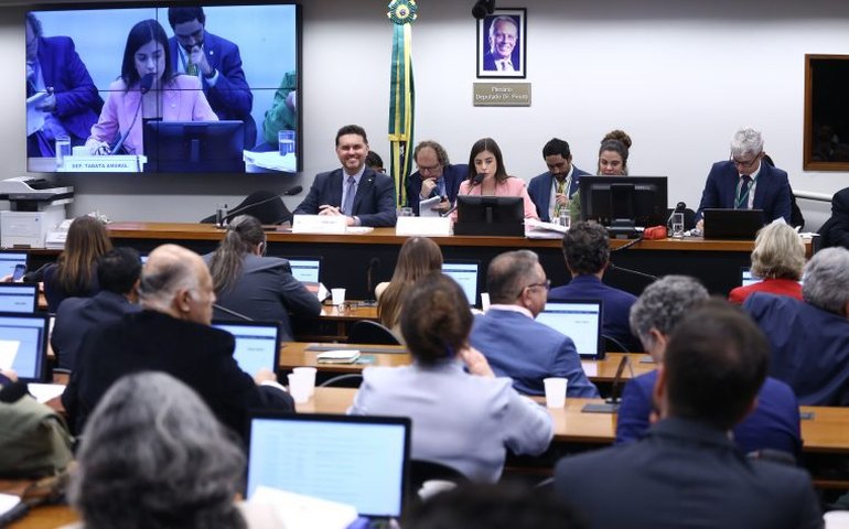 Comissão da Câmara aprova novo Plano Nacional de Educação sem homeschooling