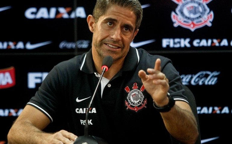 Após &#8216;não&#8217; de Renato e Aguirre, Corinthians anuncia Sylvinho como novo treinador
