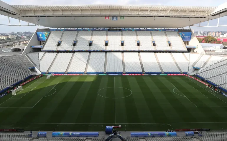NFL: estádio do Corinthians é envelopado para receber Eagles x Packers; veja fotos 
