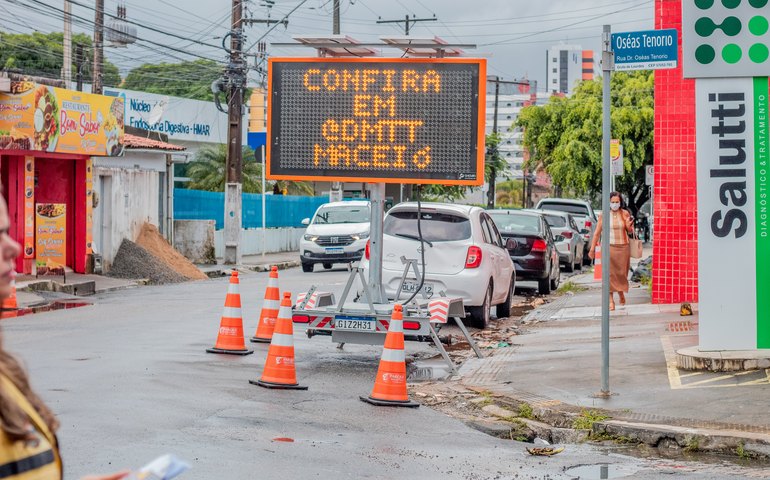 DMTT sinaliza vias interditadas com painéis luminosos