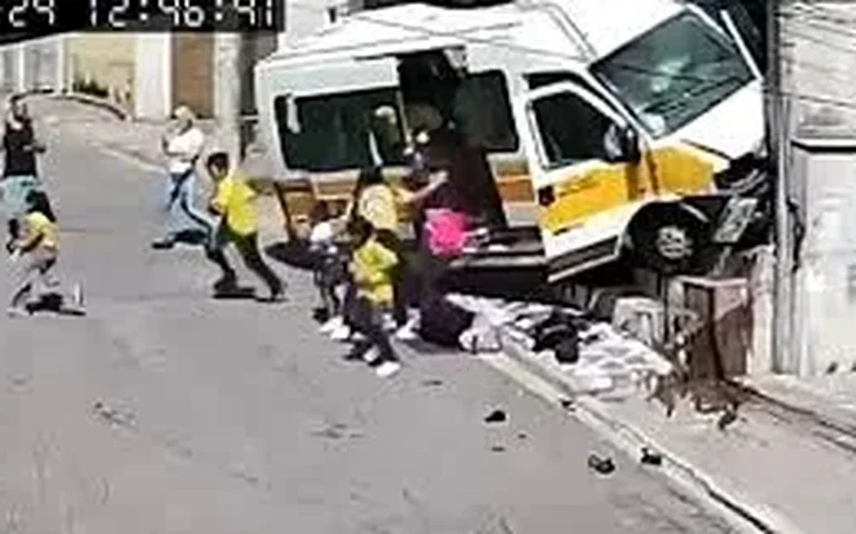 Van escolar colide com muro na Zona Leste de São Paulo