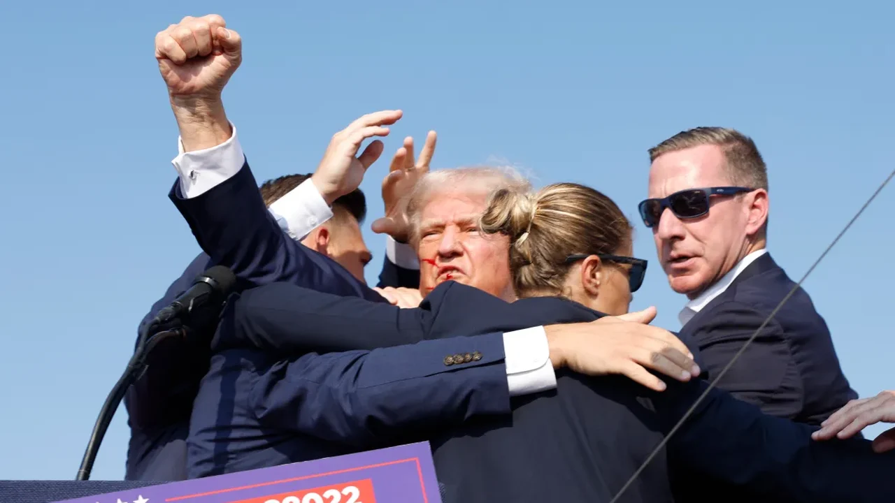 Trump fica ferido em comício na Pensilvânia e é escoltado por seguranças; veja fotos e vídeos