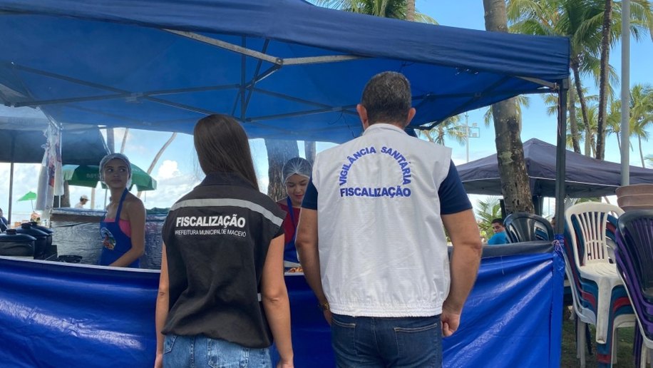 Ação educativa orienta comerciantes da Rua Aberta na orla de Maceió