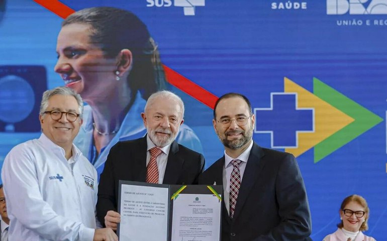 Lula lança programa para reduzir espera por médicos e exalta ex-ministra Nísia Trindade