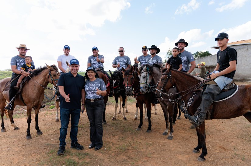 Deputado Fernando Pereira participa da 22ª Cavalgada do Padre Cícero ao lado de lideranças em Lagoa da Canoa]