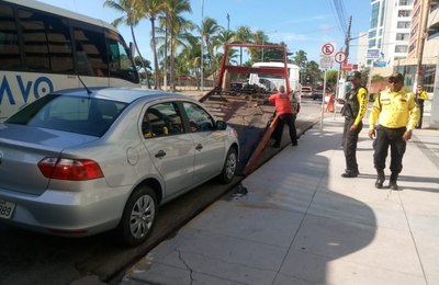SMTT remove veículos estacionados em vaga de ônibus de turismo em Maceió