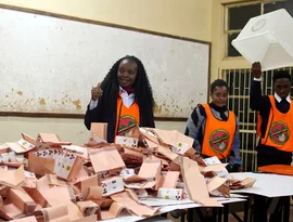 Zâmbia suspendeu a contagem de votos nas eleições devido a relatos de violência e roubo de cédulas.