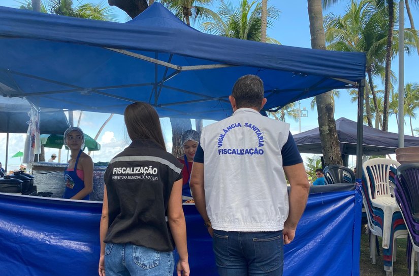 Ação educativa orienta comerciantes da Rua Aberta na orla de Maceió
