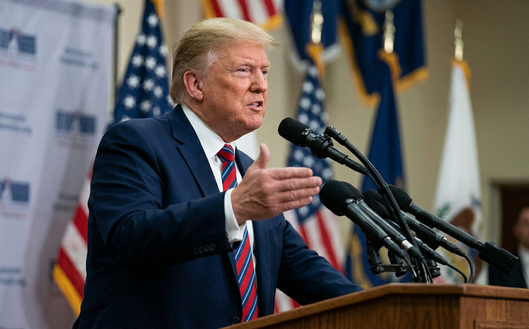 Com gasolina em alta e mísseis em baixa, Trump exige rendição do Irã