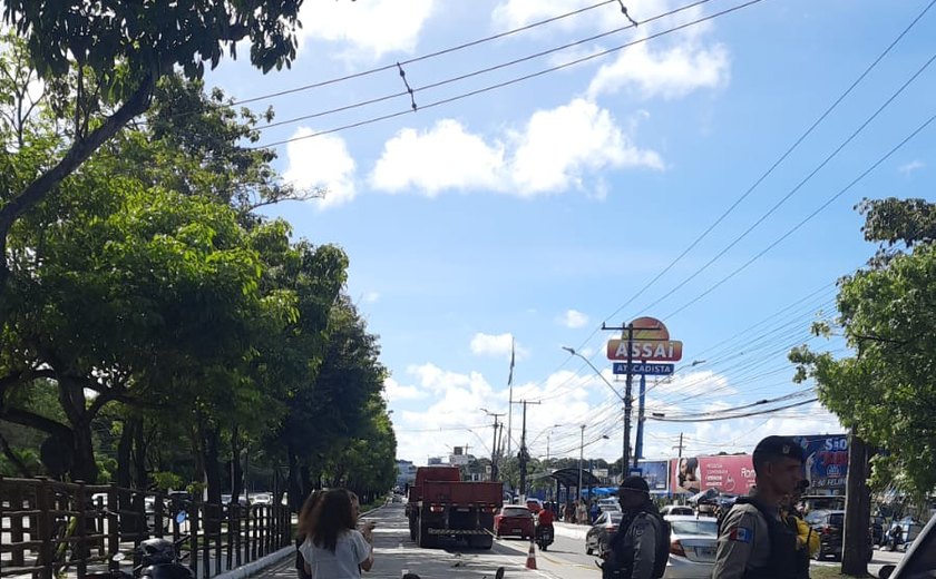 Motociclista morre atropelada por caminhão na Fernandes Lima em Maceió