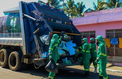 Agentes de limpeza pública de Piaçabuçu ganham novo fardamento