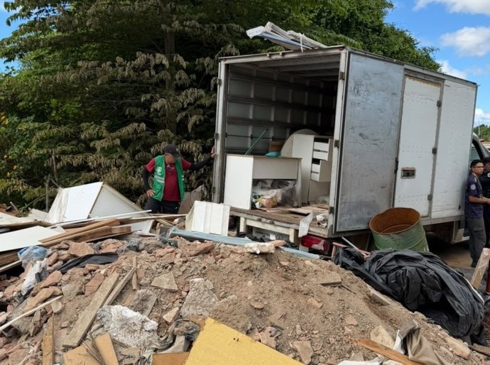 Alurb apreende caminhão que realizava descarte irregular na Santa Lúcia