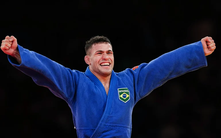 Prata em Paris, William Lima mostra filho se divertindo com medalha: 'Sonho realizado'