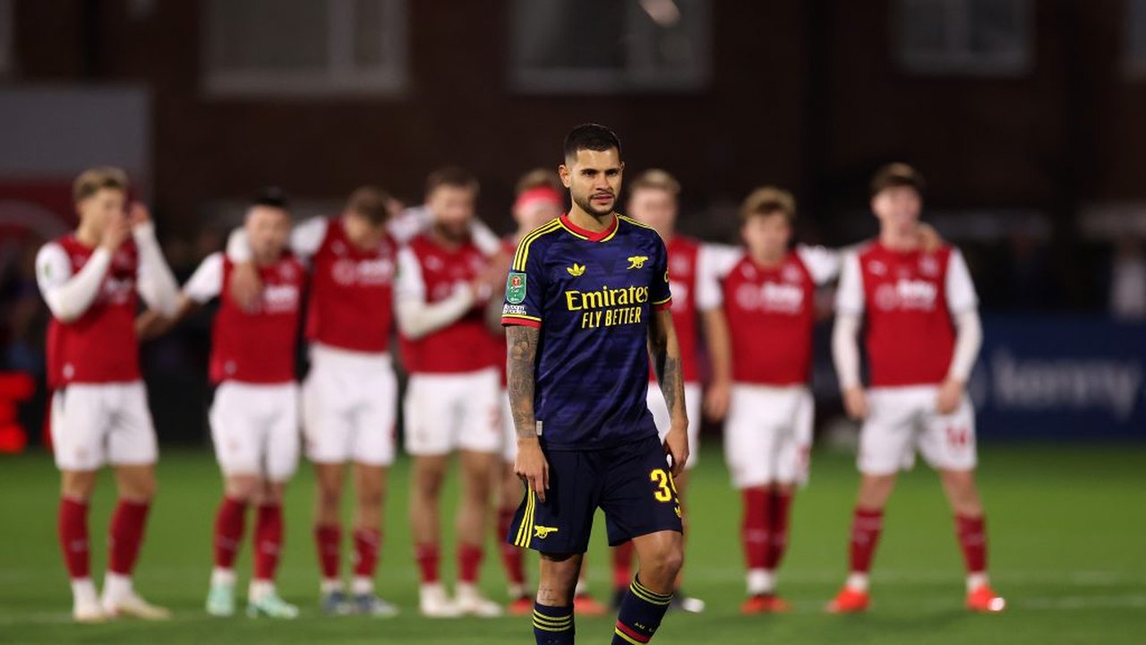 Bruno Guimarães repete drama da Copa com pênalti perdido e Arsenal cai para time da quarta divisão