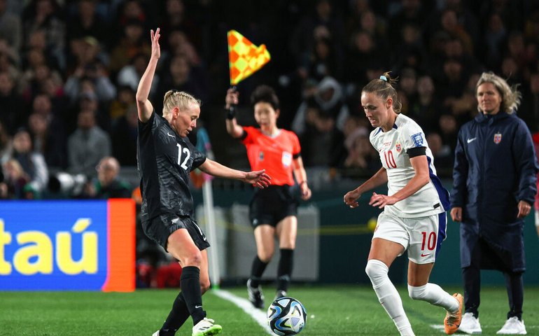 Norueguesa fica furiosa por ficar no banco e ex-técnica sugere que ela seja enviada de volta para casa