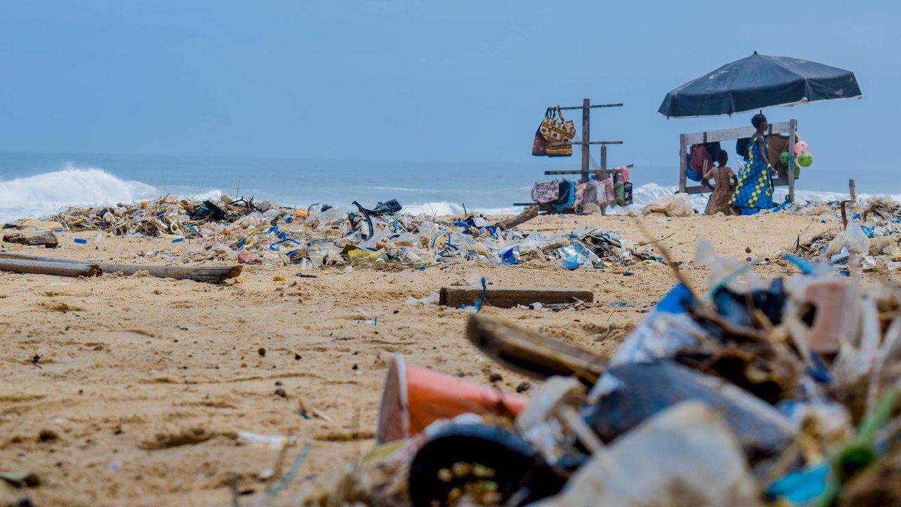 Mundo joga um caminhão de lixo, por minuto, nos oceanos