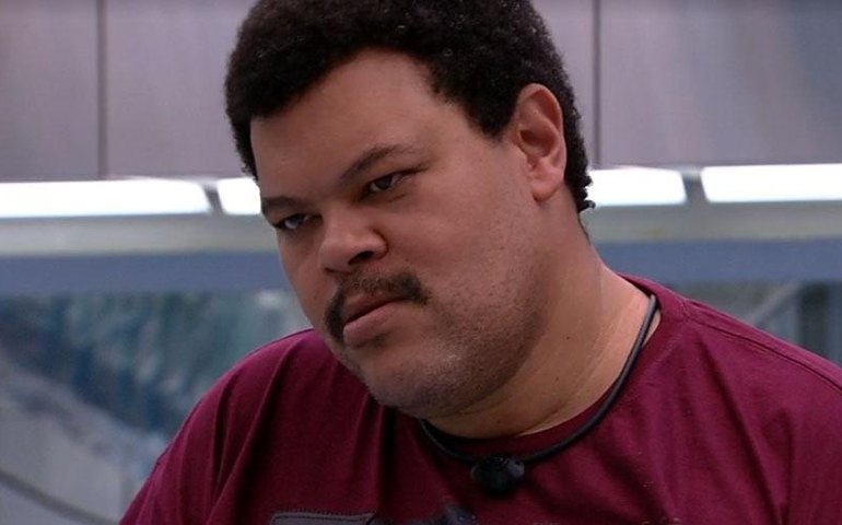 Babu Santana é levado para hospital após passar mal