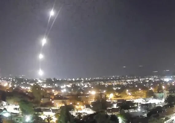 Hezbollah lança dezenas de foguetes explosivos em direção a Israel, diz imprensa local
