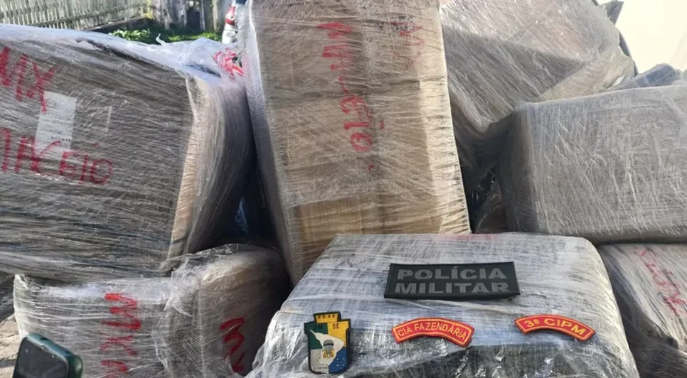 Motorista é preso após sofrer acidente e abandonar carreta com uma tonelada de maconha em Sergipe
