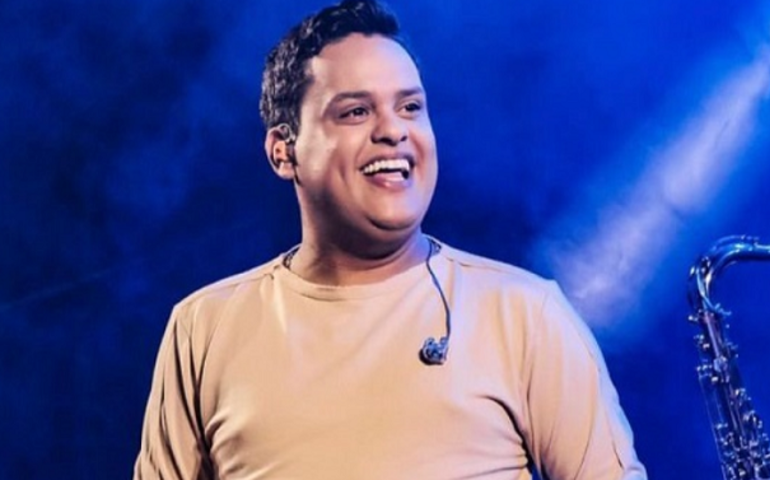Baiano Thiago Aquino é destaque cantando arrocha